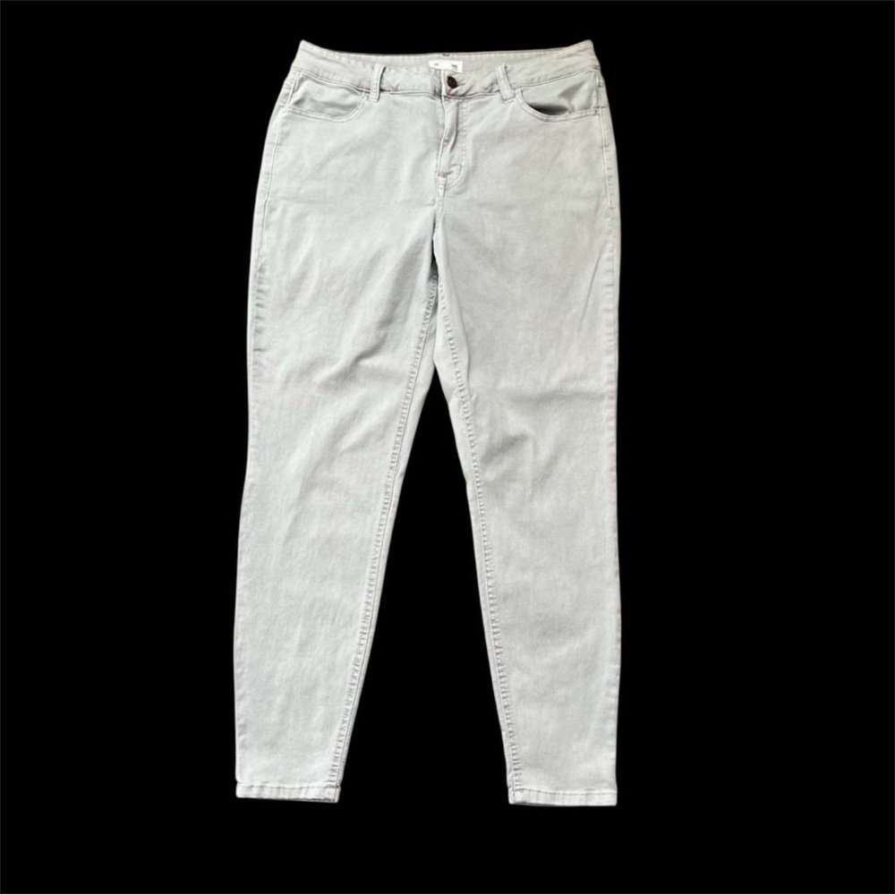 Gray Skinny Jeans with Smooth Texture